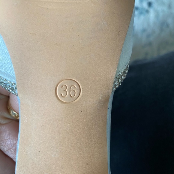 Elegant Crystal-Embellished Ivory Slingback Heels - Picture 4 of 4